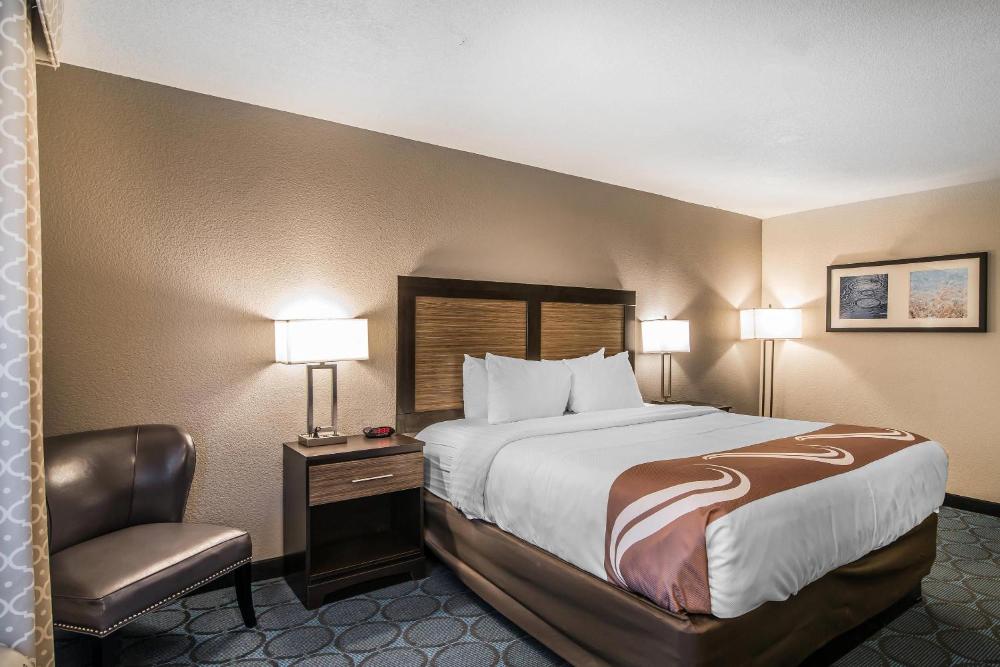 King Room - Non-Smoking interior